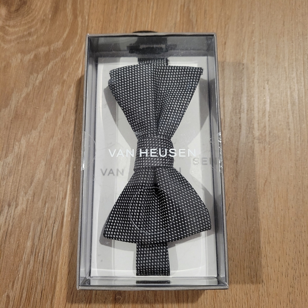 Van Heusen Adjustable Black Grey Dot Bow Tie New. Back of box damaged as in phot